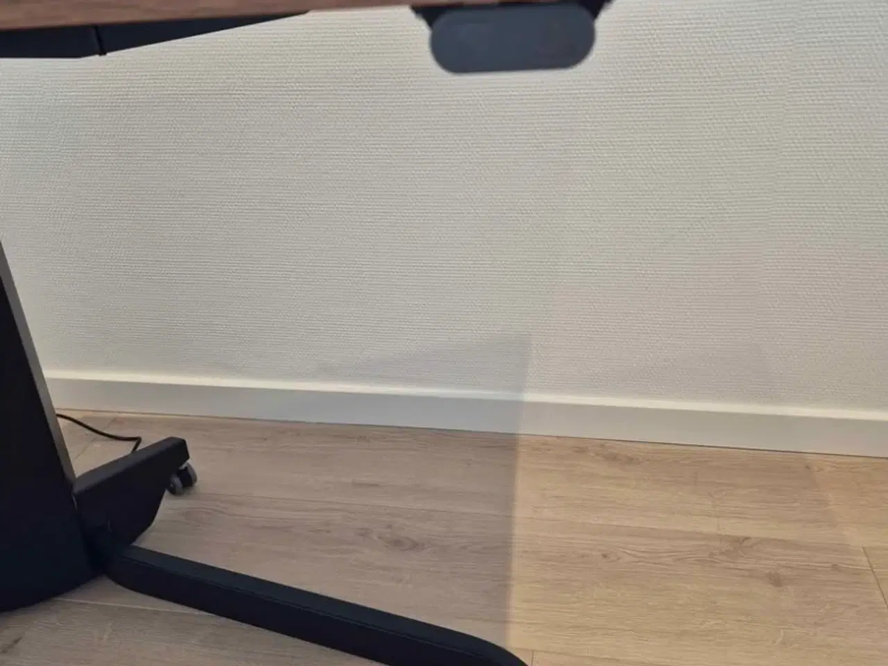 Billede 6 - Hæve-/sænkebord med sort stel