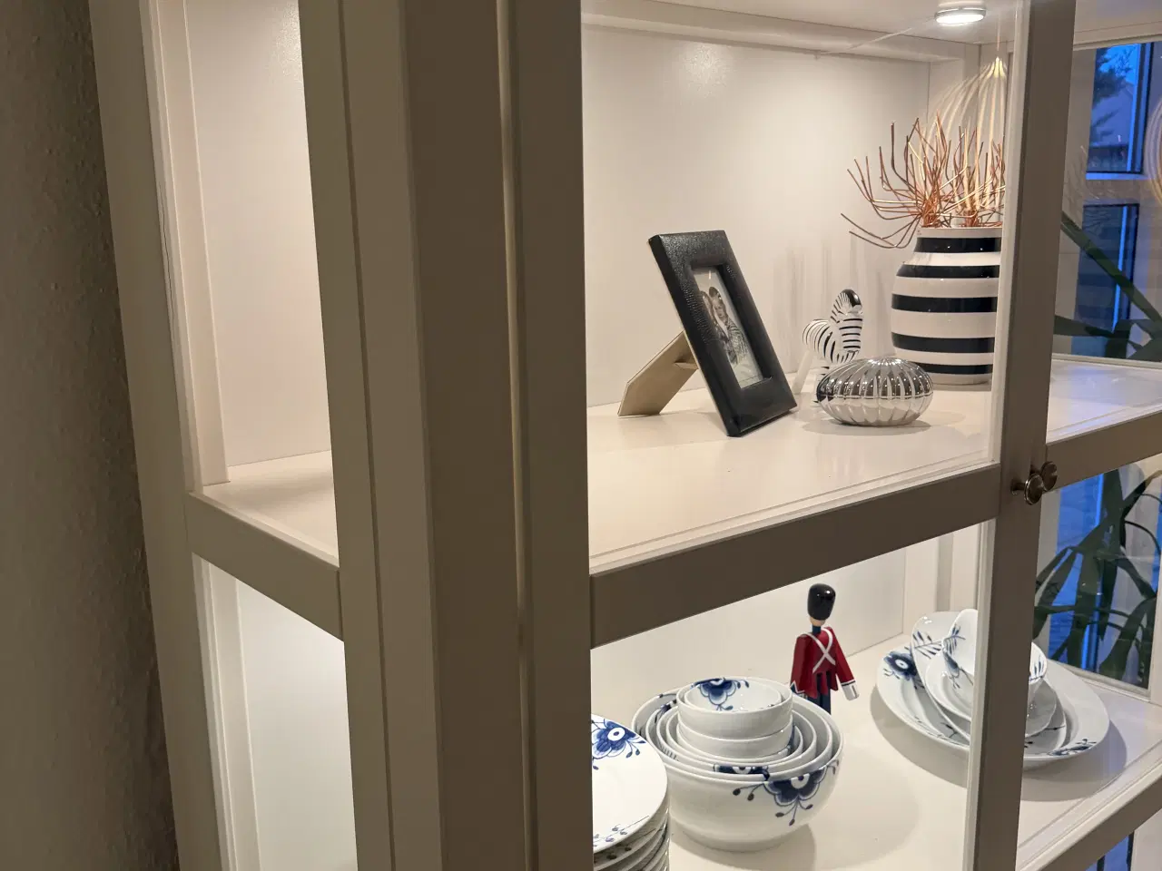 Billede 2 - Flot hvid vitrine med lys