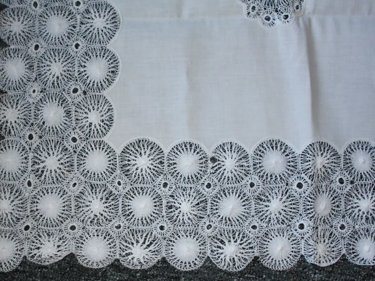 Billede 5 - Dug med gimpede blonder, 130 x 105 cm 