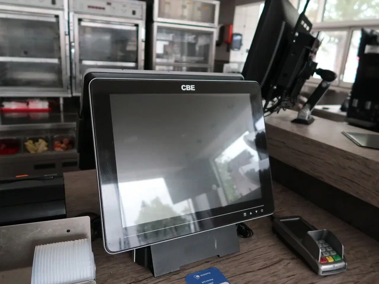 Billede 4 - Kasseapparat CBE med bonprinter, pengeskuffe, computerskærm m.m.