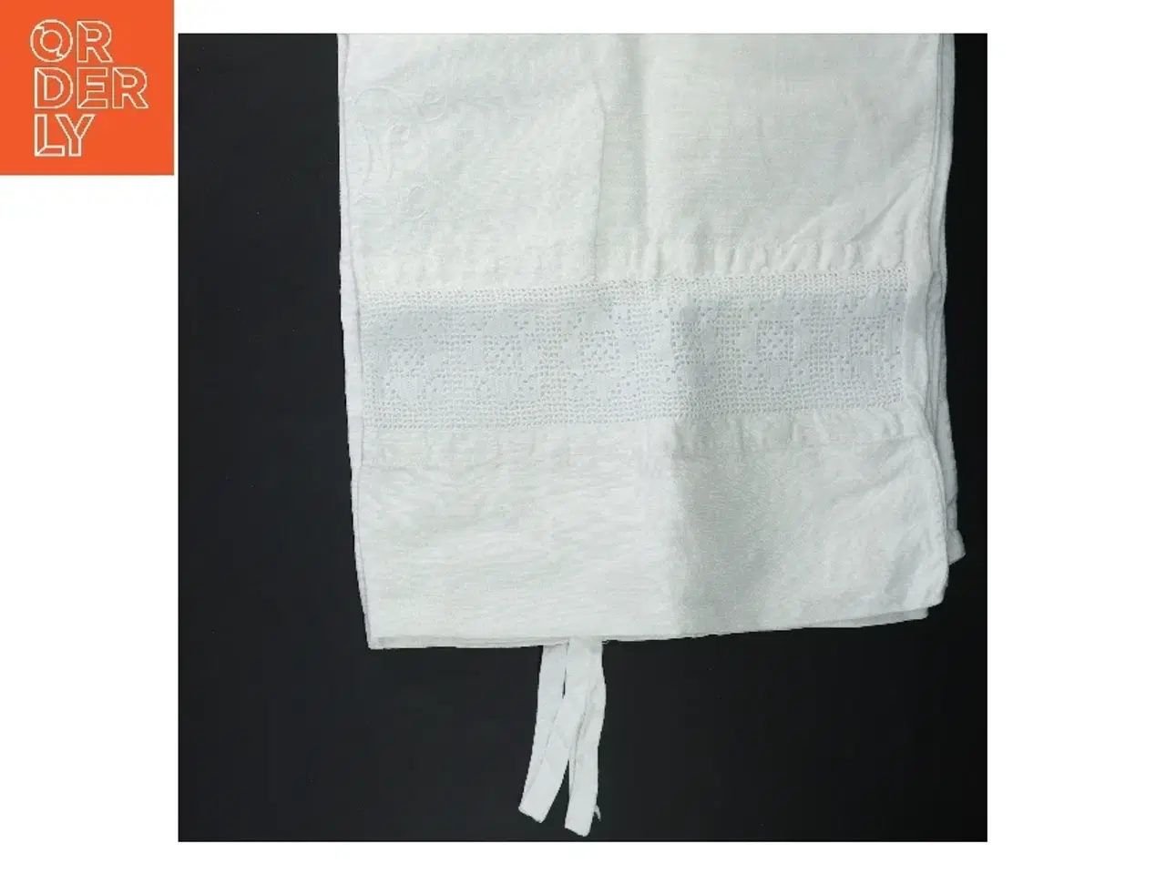 Billede 4 - Hvidt tekstil med broderi (str. 60x66 cm)