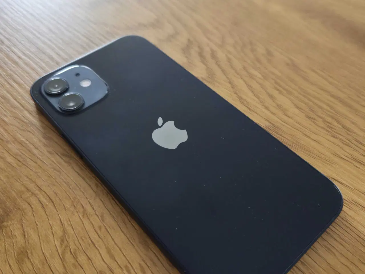 Billede 2 - iPhone 12 64 GB i fin stand