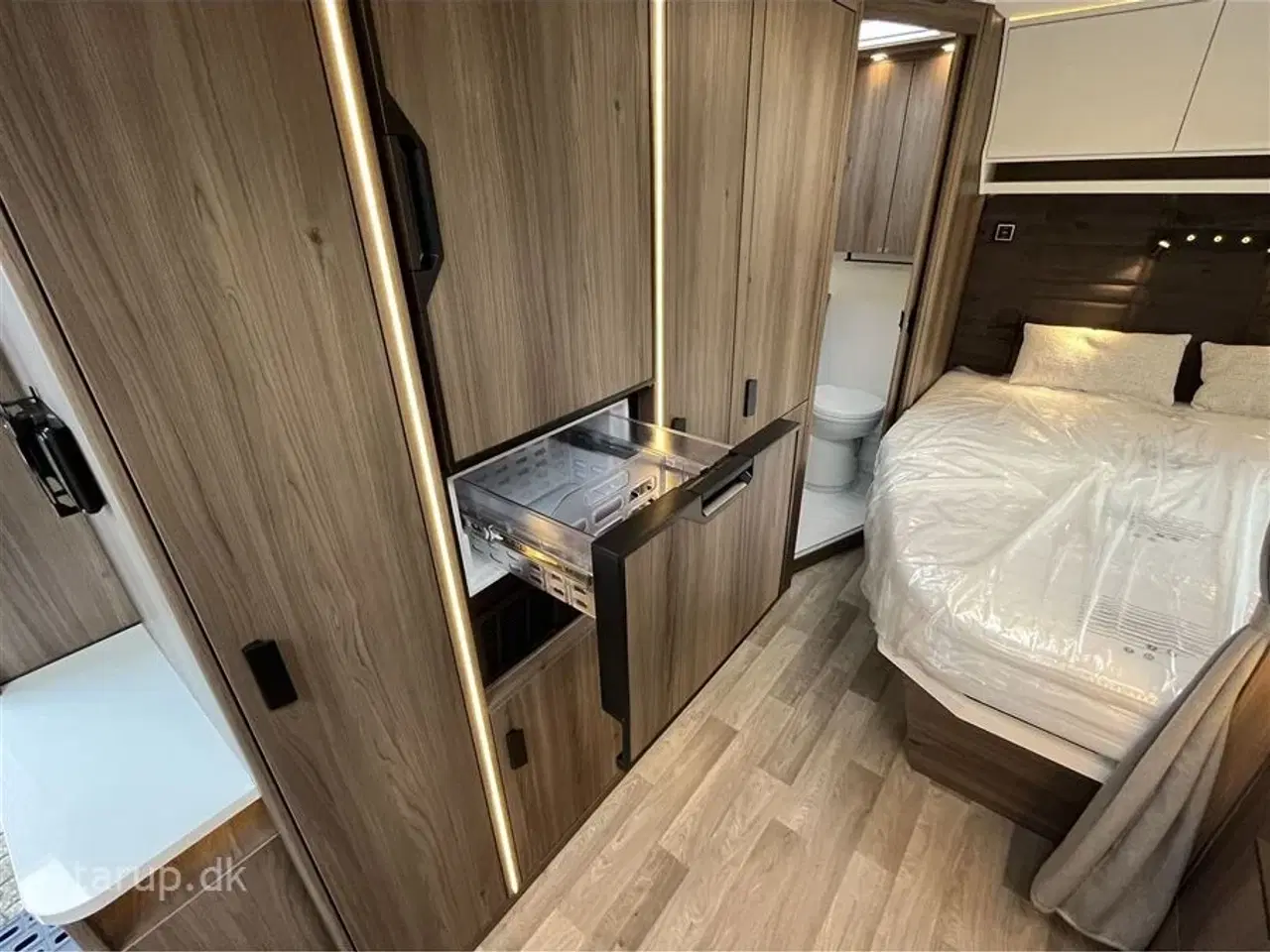 Billede 13 - 2026 - Kabe Smaragd 520 XL KS Premium Line Fransk seng, rundsiddegruppe i beige skind, ALDE centralvarme, vandbåren gulvvarme, stort kompressor køleskab