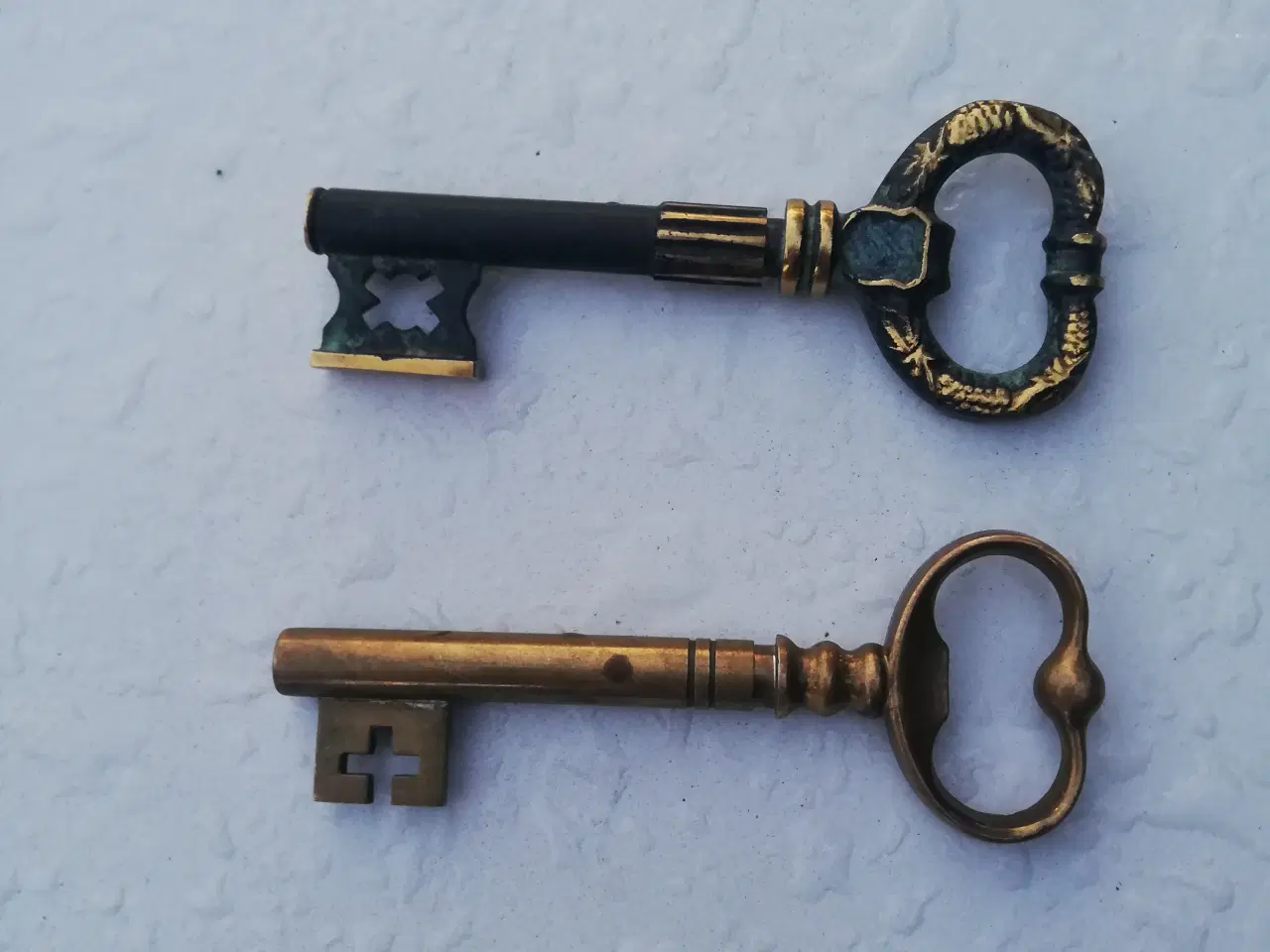 Billede 1 - 2 stk forskellige antikke nøgler 
