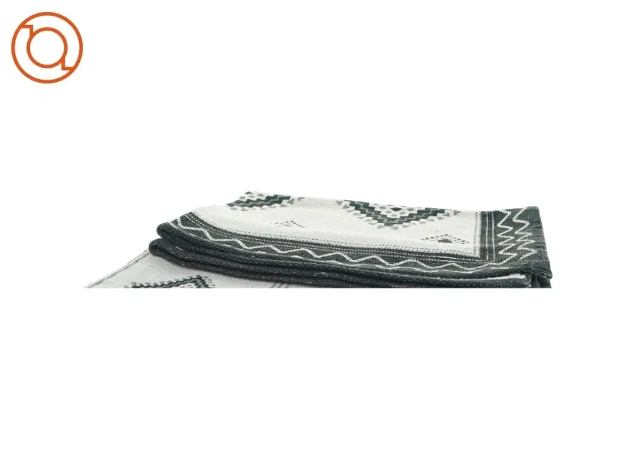 Billede 7 - Tæpper/løber (2 stk) og pyntepuder (3 stk), måler hhv 93 x 61 og 45 x 45 cm