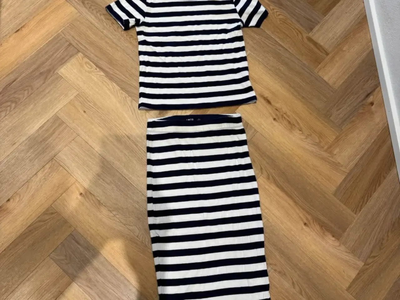 Billede 1 - Sæt af nederdel og T-shirt
