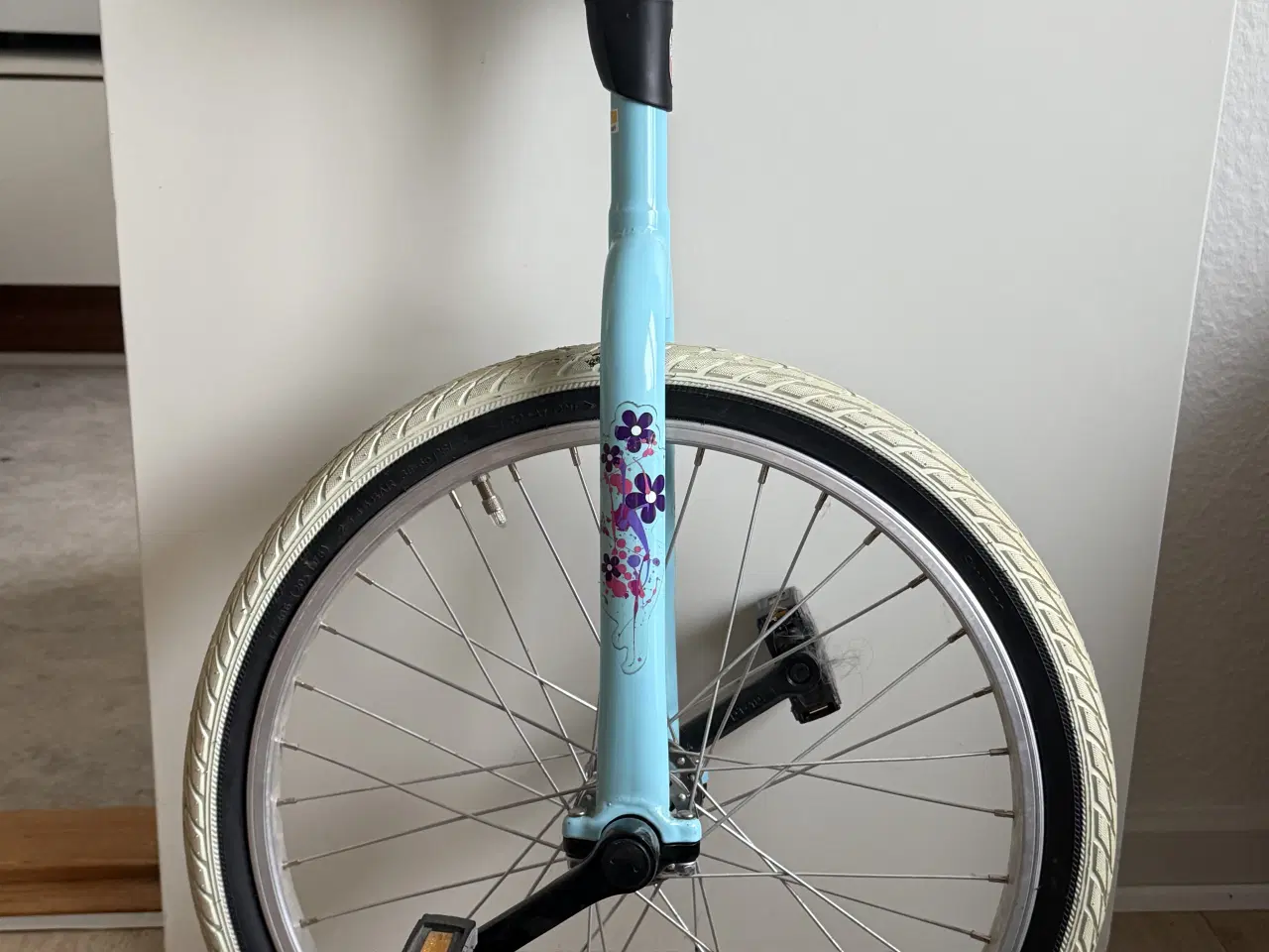 Billede 1 - Et hjulet børnecykel