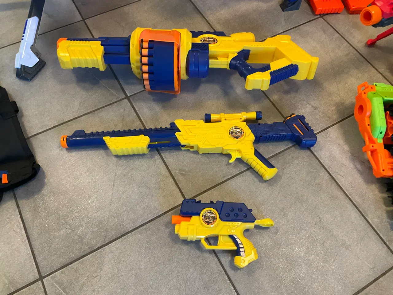 Billede 7 - 9 Nerf Gun, vest og ekstra spand med skud 