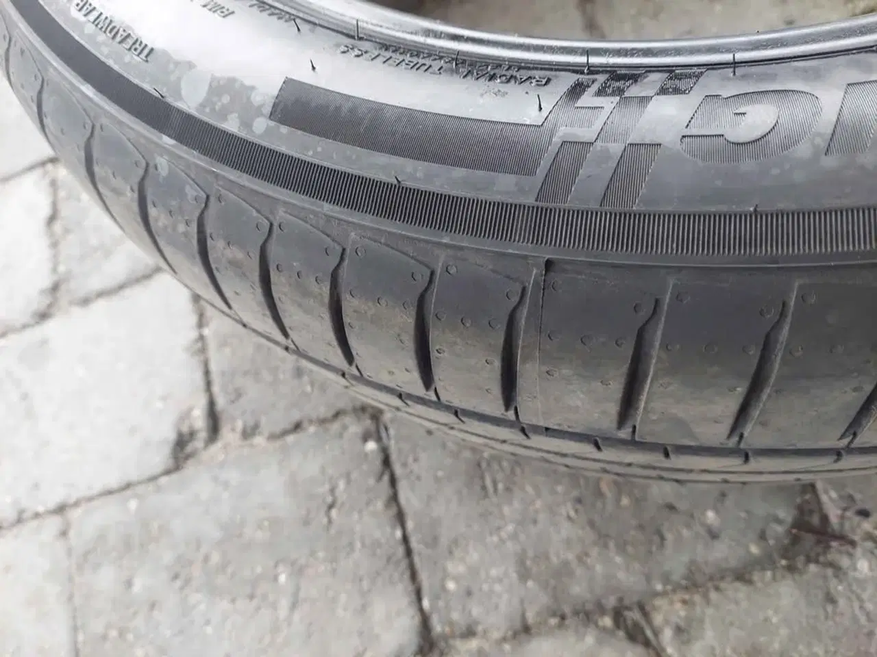 Billede 1 - Sommerdæk, 225/50R18
