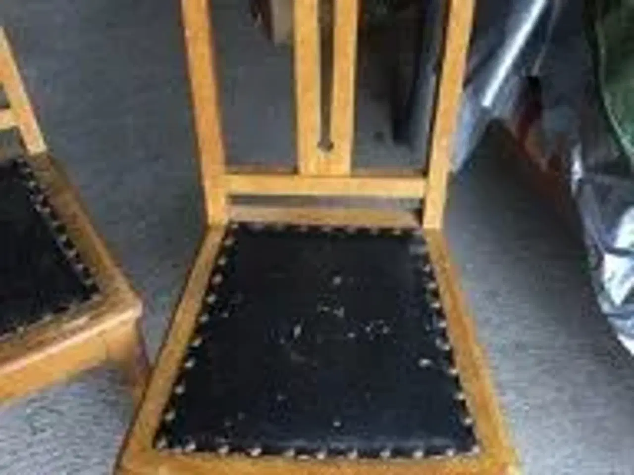 Billede 2 - 2x antikke stole med sort læder betræk.