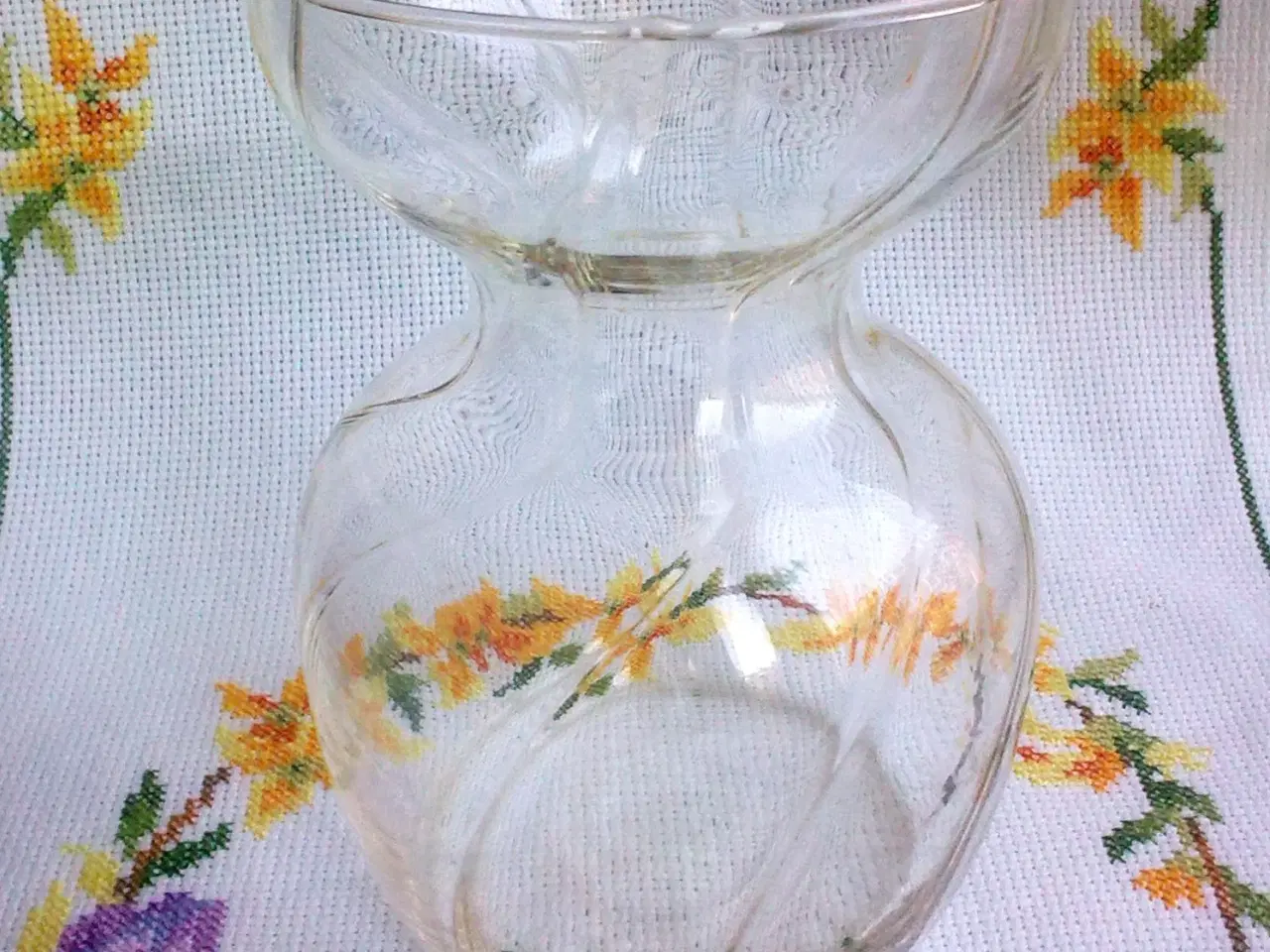 Billede 1 - Påske broderi bordløber tyvstart & hyacint glas