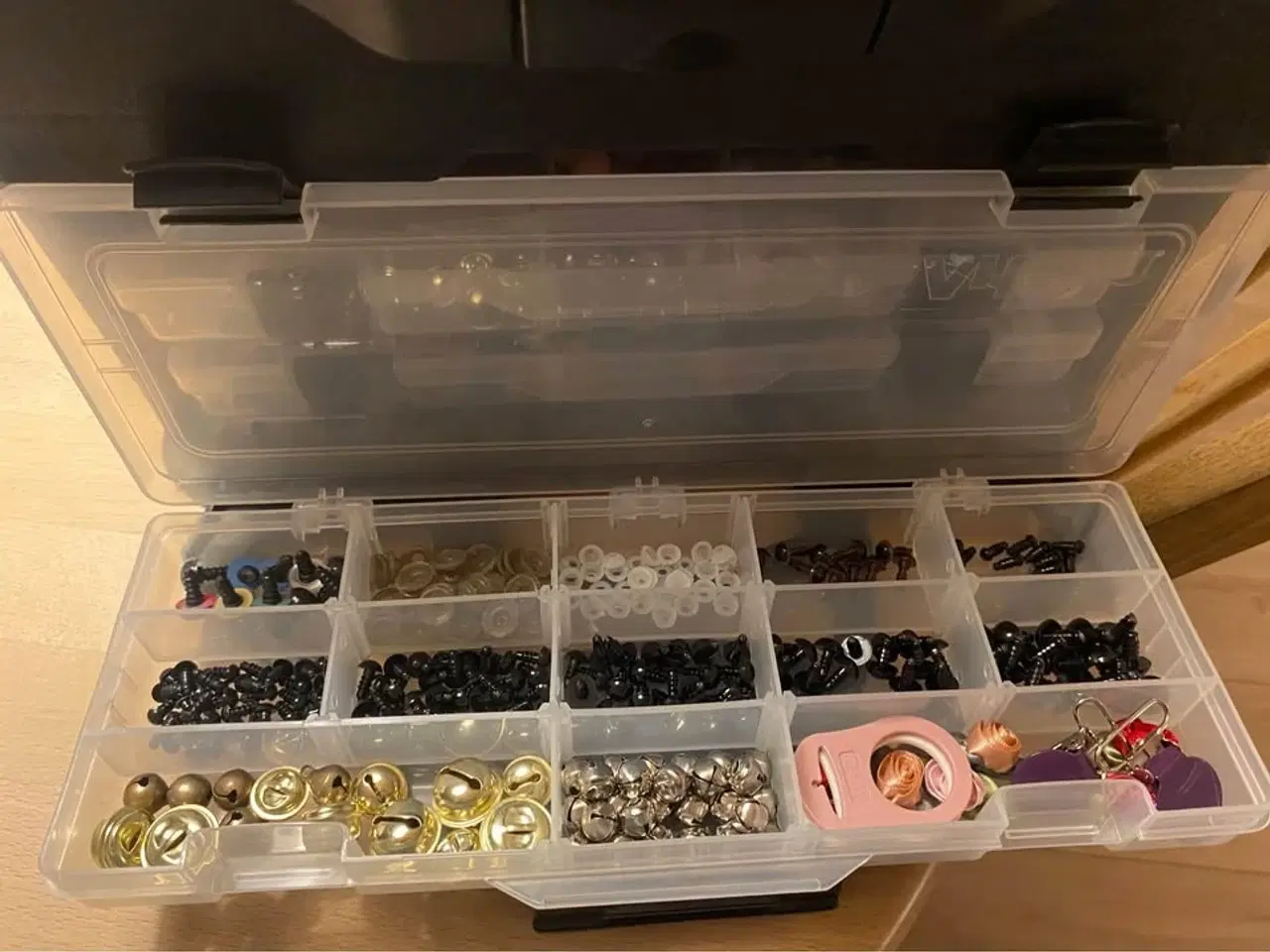 Billede 4 - Værktøjskasse fyldt med indhold til hækle og strik