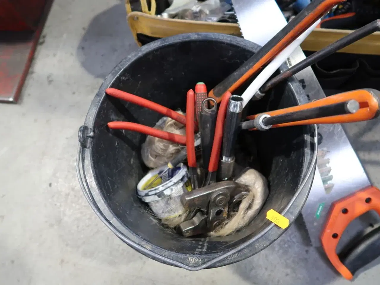 Billede 2 - Spand samt værktøjstaske med div. Værktøj