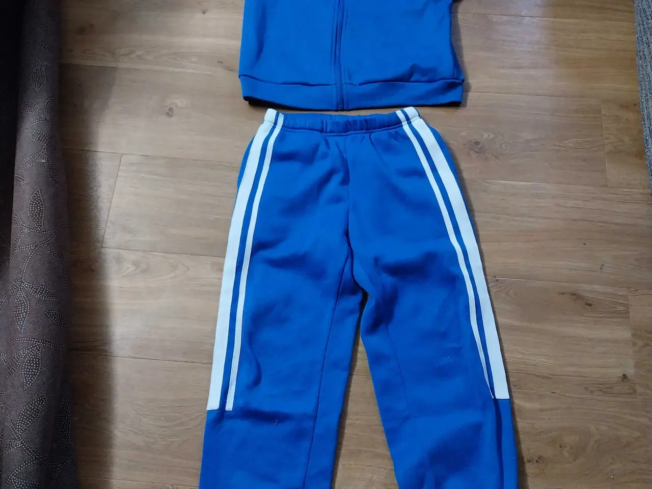 Billede 2 - Blå joggingsæt str. 9 år