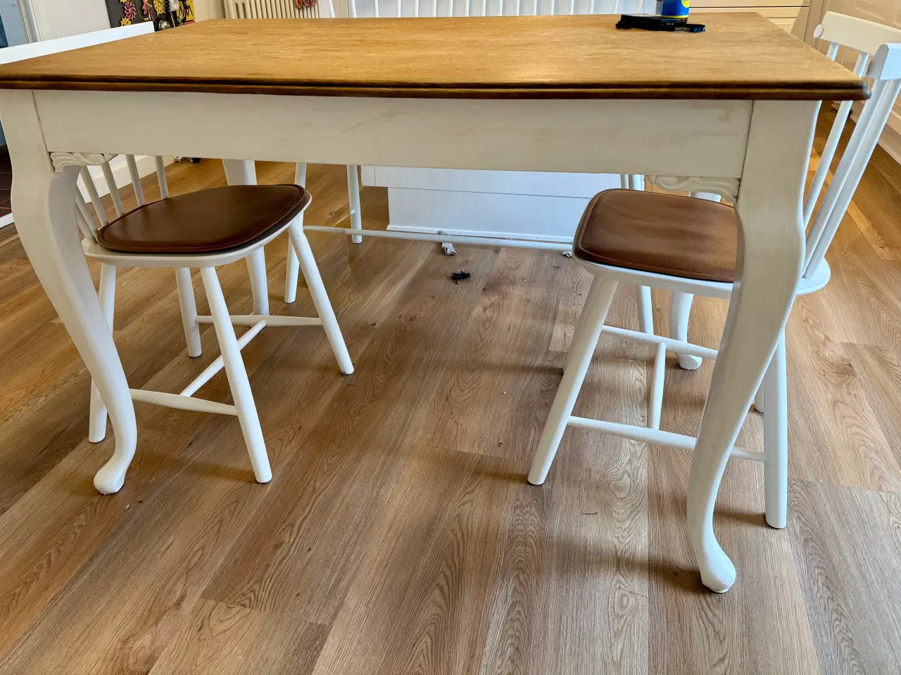 Billede 2 - Smukt romantisk spisebord med hvidmalet underdel
