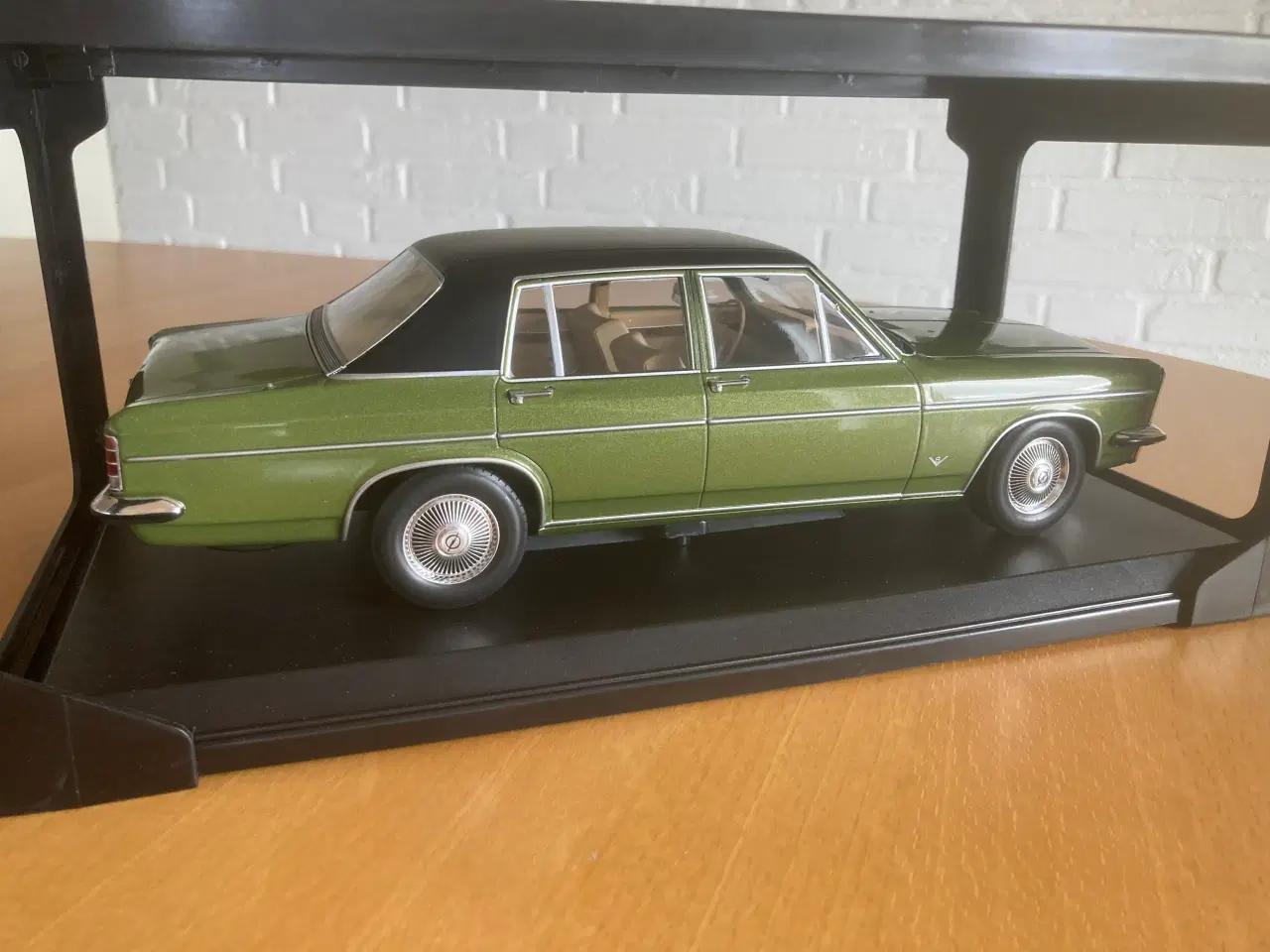 Billede 2 - Opel Diplomat 1:18