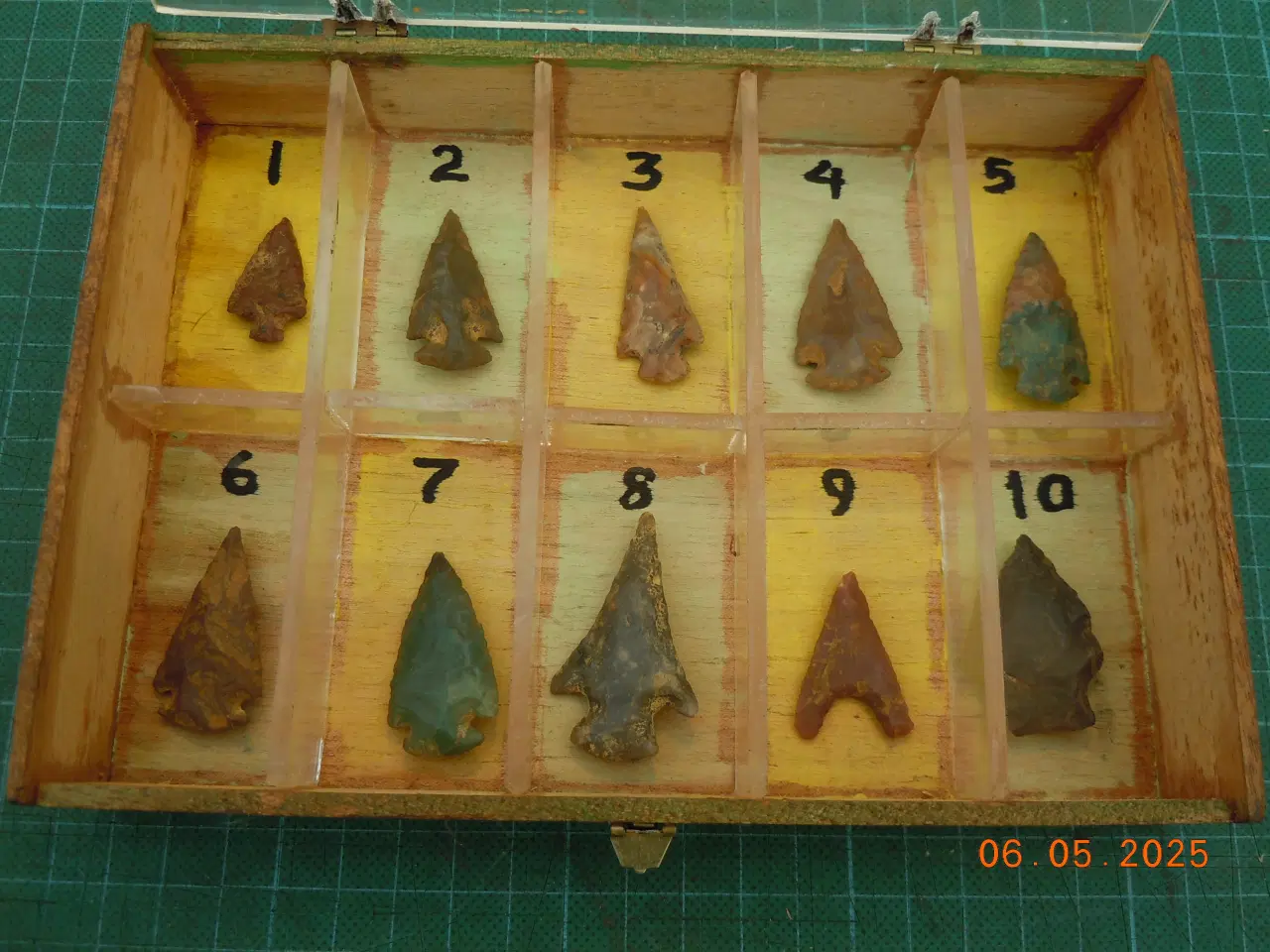 Billede 2 - Flintepilespidser, 10 stk. i samlerkasse.