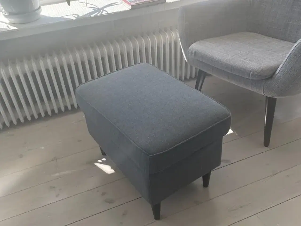 Billede 3 - Lysegrå stol m mørkegrå skammel