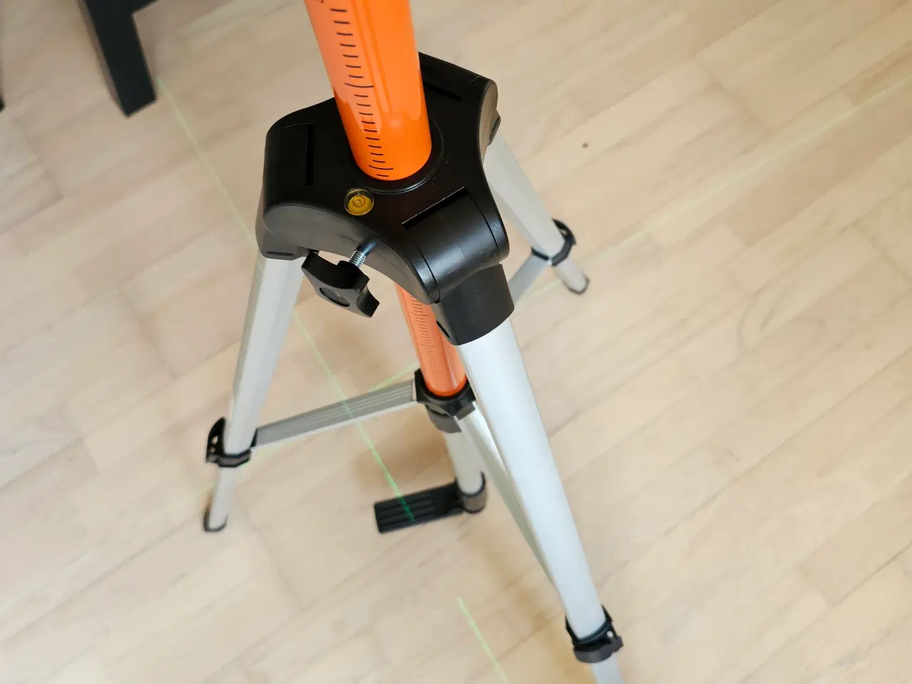 Billede 4 -   Horisontal og Vertikal  Stativ til laser 