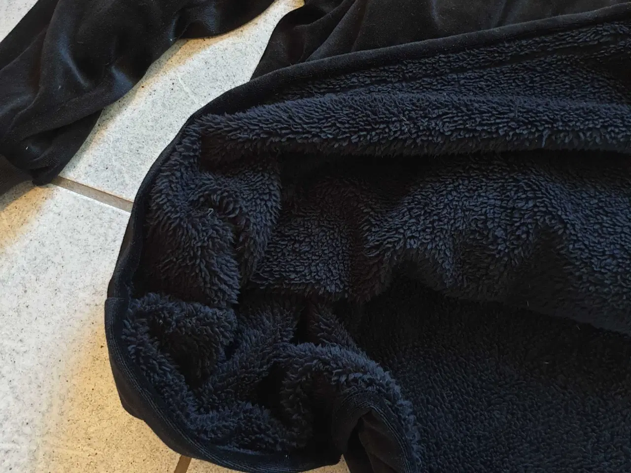 Billede 2 - Hyggeplaid-Poncho med ærmer, hætte og lomme