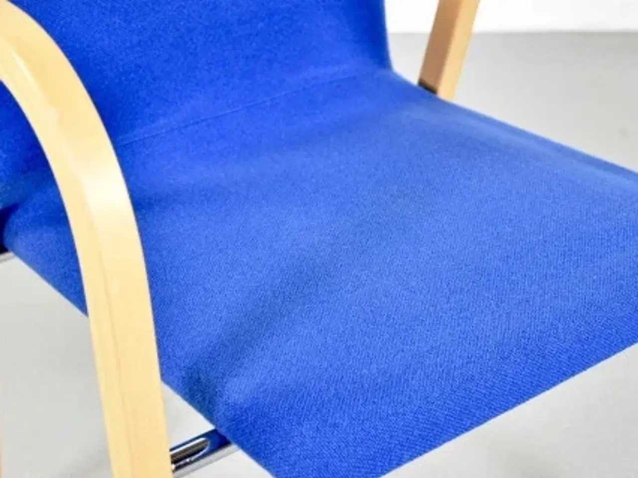 Billede 6 - Konferencestol af bøg med blå polstret sæde og ryg