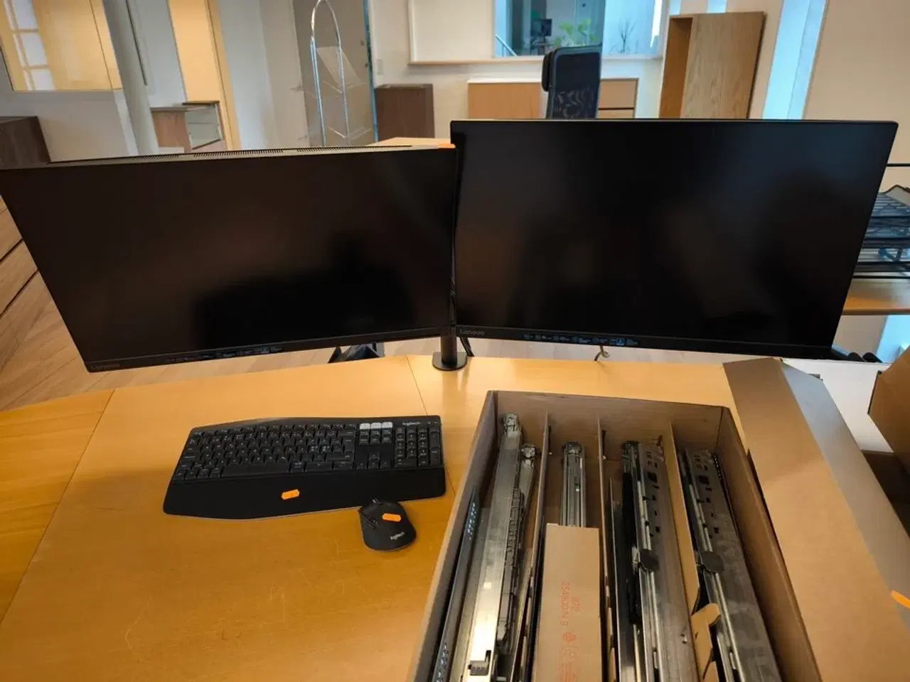 Billede 1 - 2 stk. skærme LENOVO G27Q-30 med holder, samt mus og tastatur