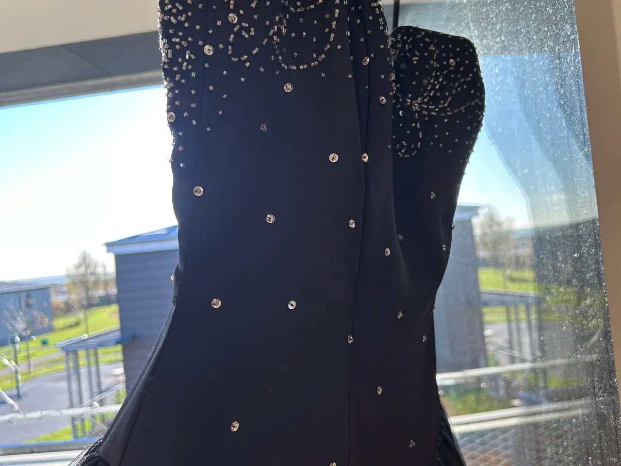 Billede 3 - Elegant sort gallakjole med håndsyede pailletter
