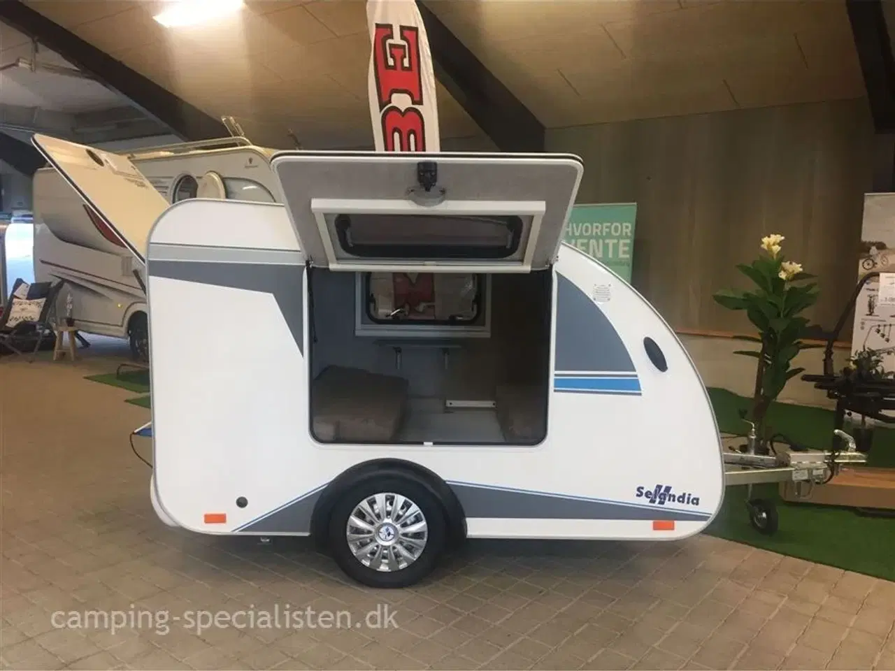 Billede 3 - 2025 - Tomplan Mini Tommy De-Luxe   Tomplan Mini Tommy De-Luxe med bremser, køkken, køleskab, vandtank, gasblus og mm.  Hos Camping-Specialisten.dk Aarhus