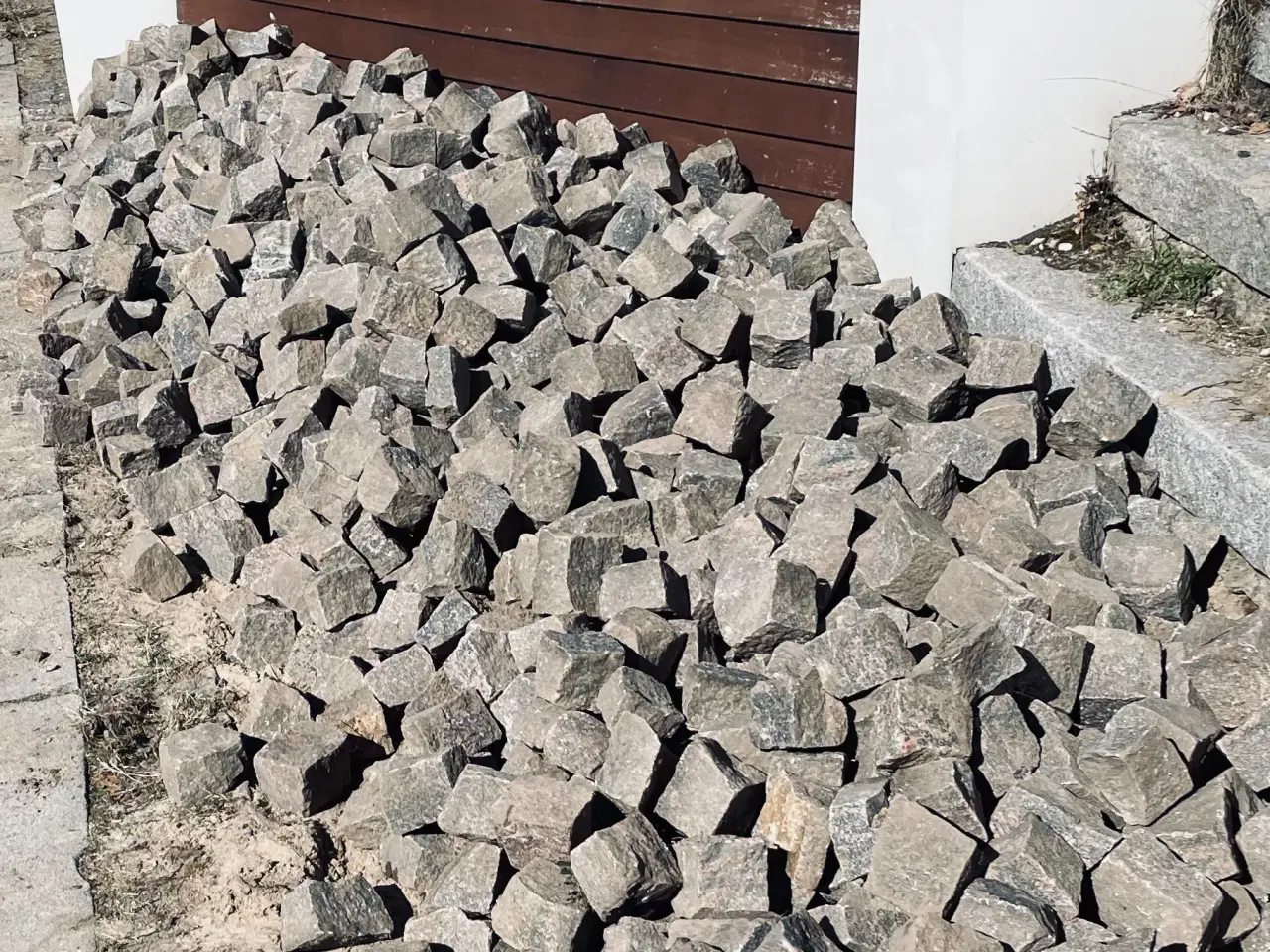 Billede 1 - GRATIS brosten - ligger ud til fortov på blind vej