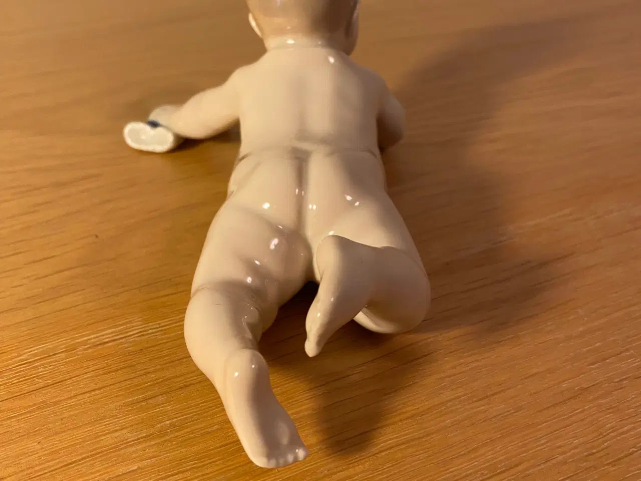 Billede 4 - Royal Copenhagen kravlende barn med sok 1739