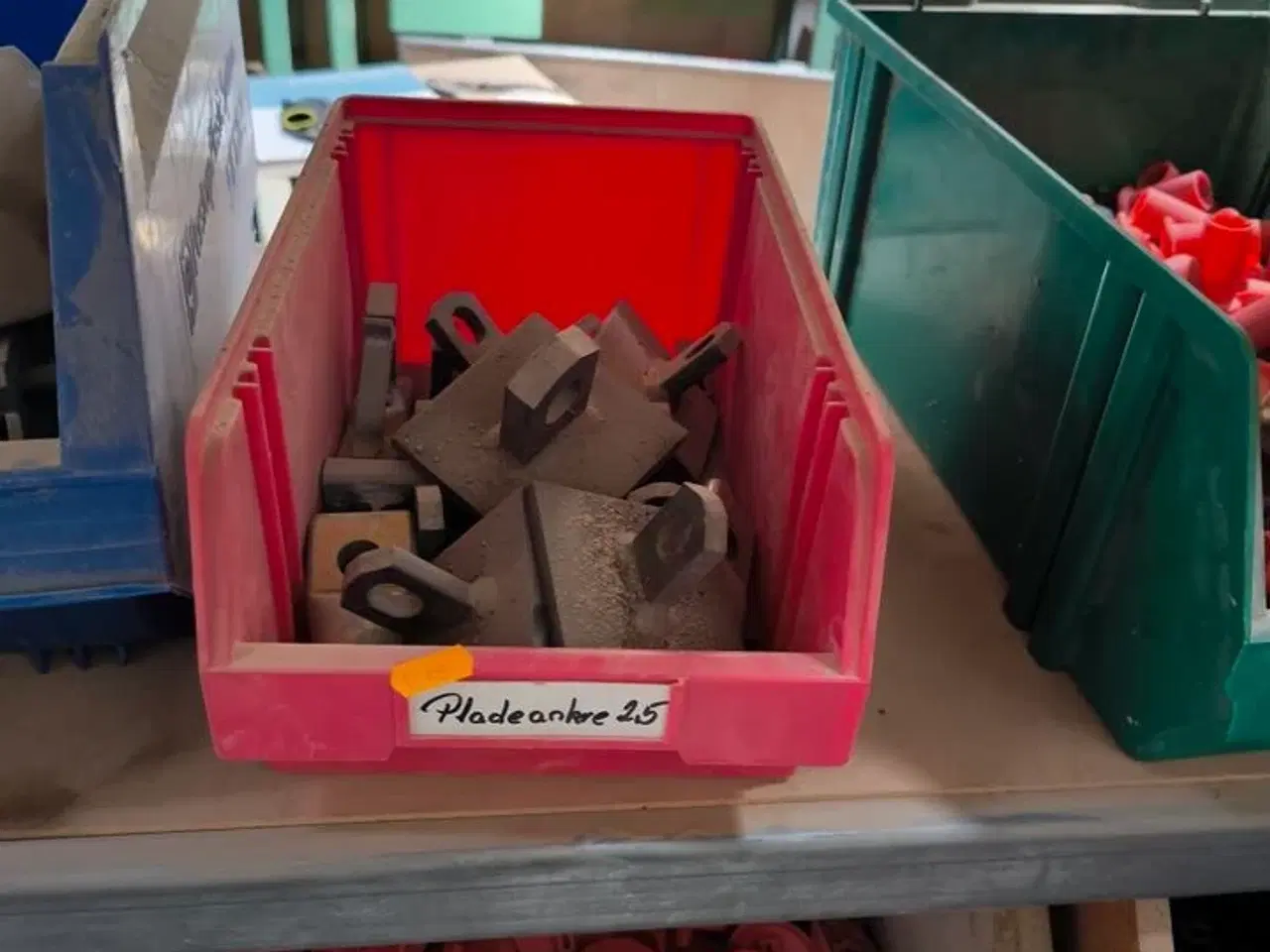 Billede 5 - Indhold på reol (venstre fag)