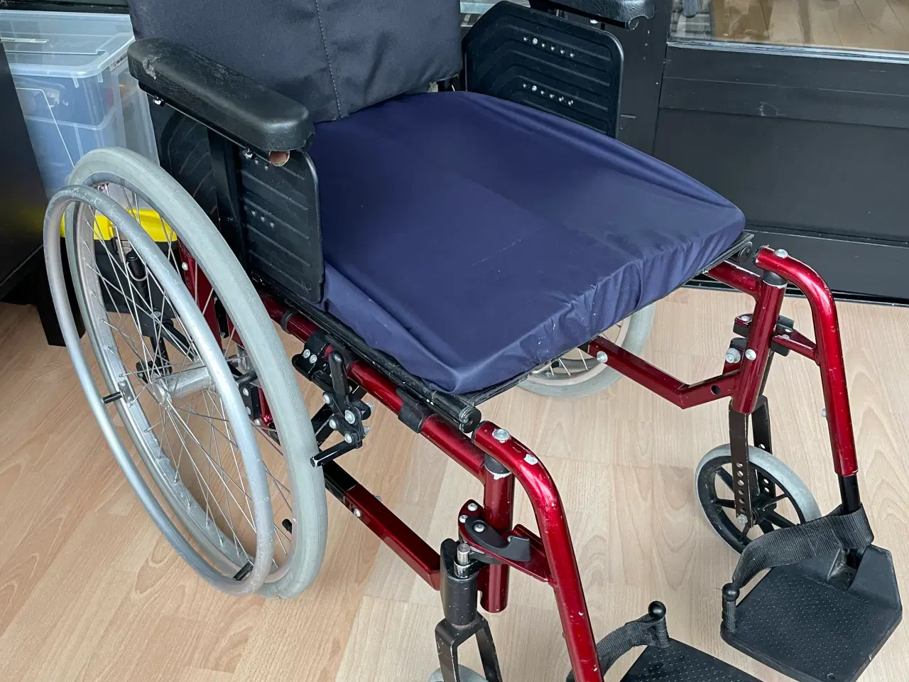 Billede 3 - Kørestol (INVACARE) sammenklappelig uden værktøj. 