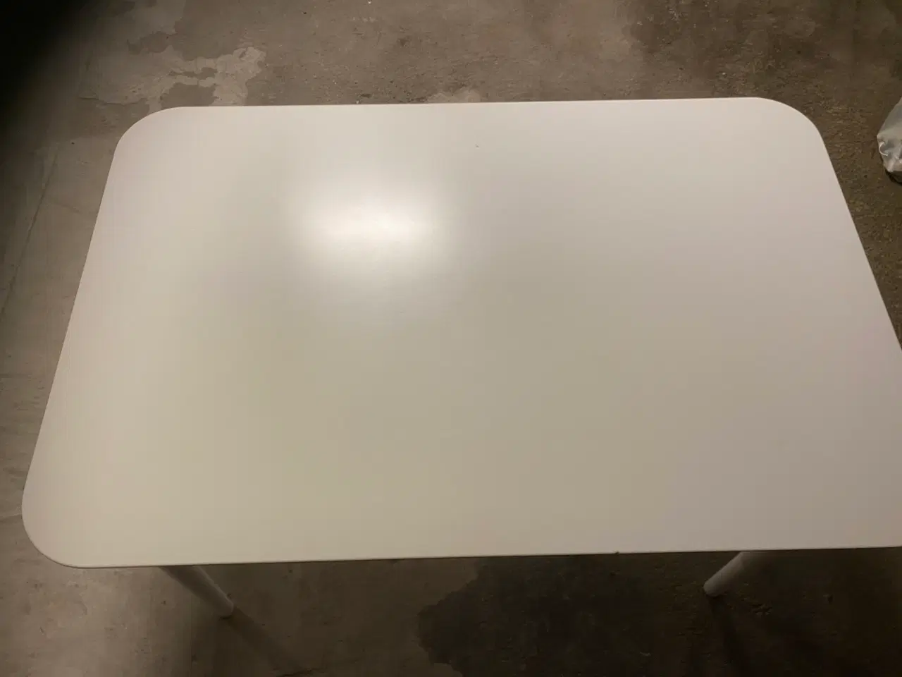 Billede 3 - Brugt spisebord i hvid, sælges for 200,- kr.