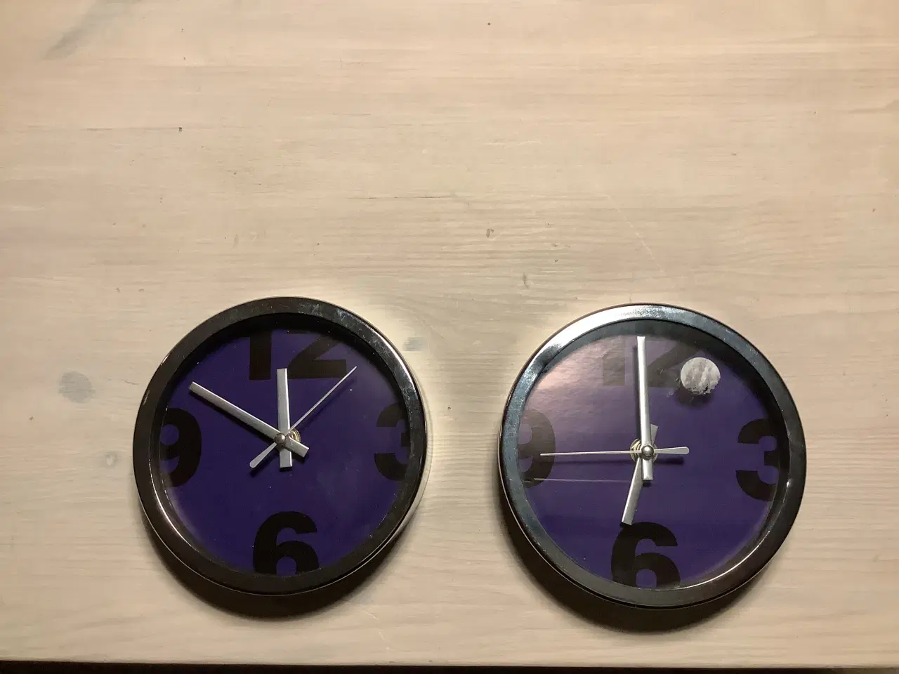 Billede 1 - 2 små vægure