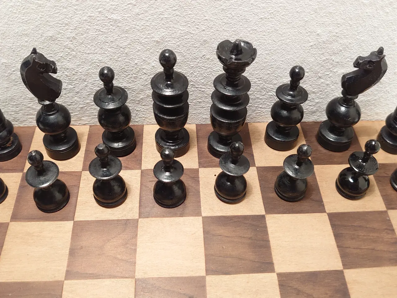 Billede 5 - Gammelt skak/mølle med træplade og trækasse.