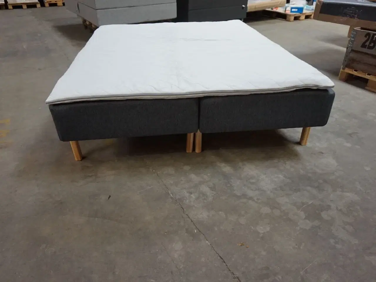 Billede 3 - Nordisk fjer Boxseng med træben og memmory topmadras 160x200 cm