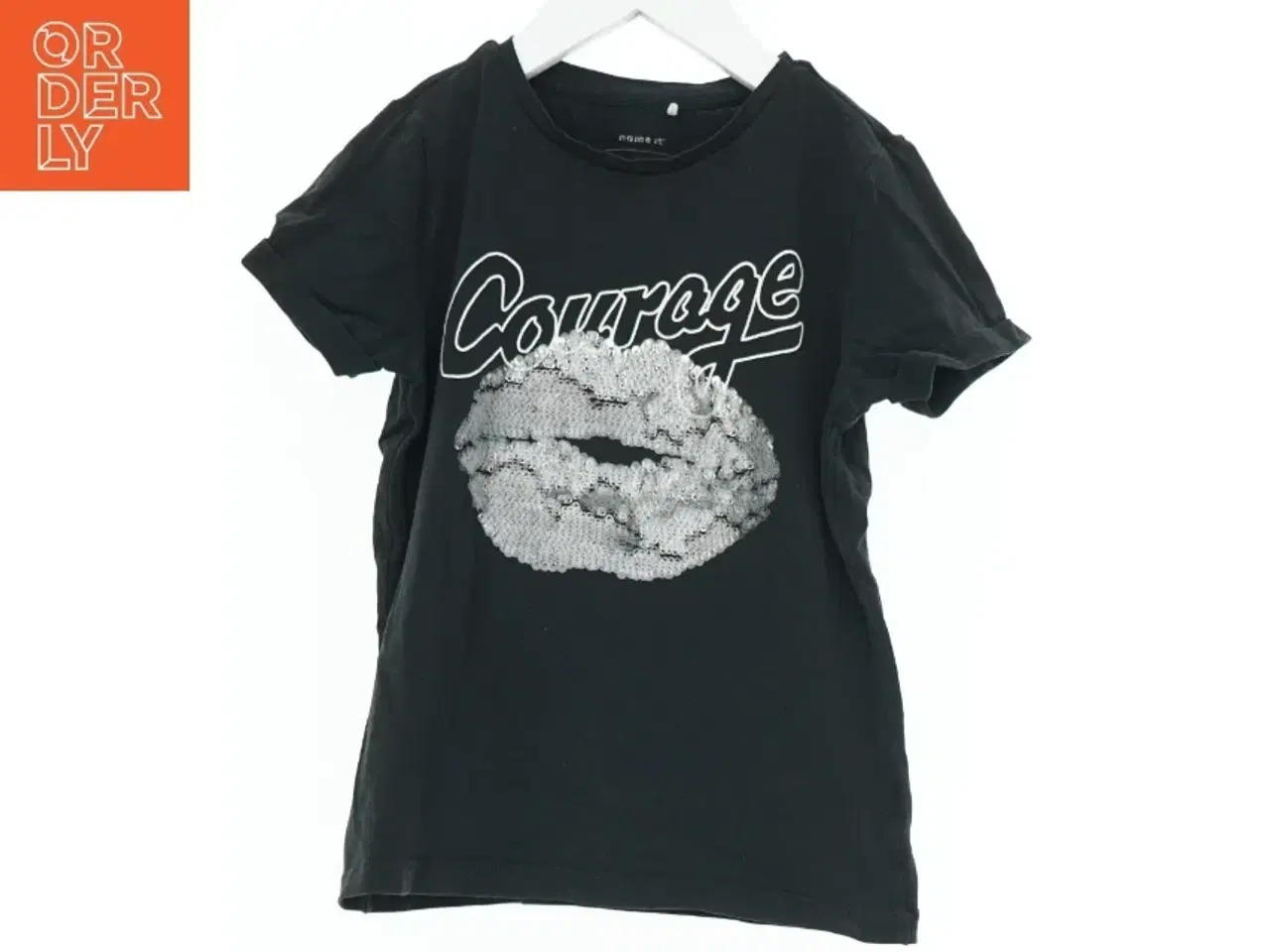 Billede 1 - Sort T-shirt med &#39;Courage&#39; og pailletter fra Name It (str. 128)