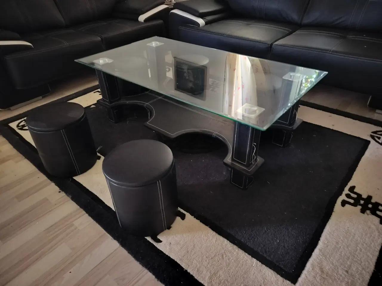 Billede 2 - sofa gruppe, 3 sofae 1 glas bord med 6 skamler