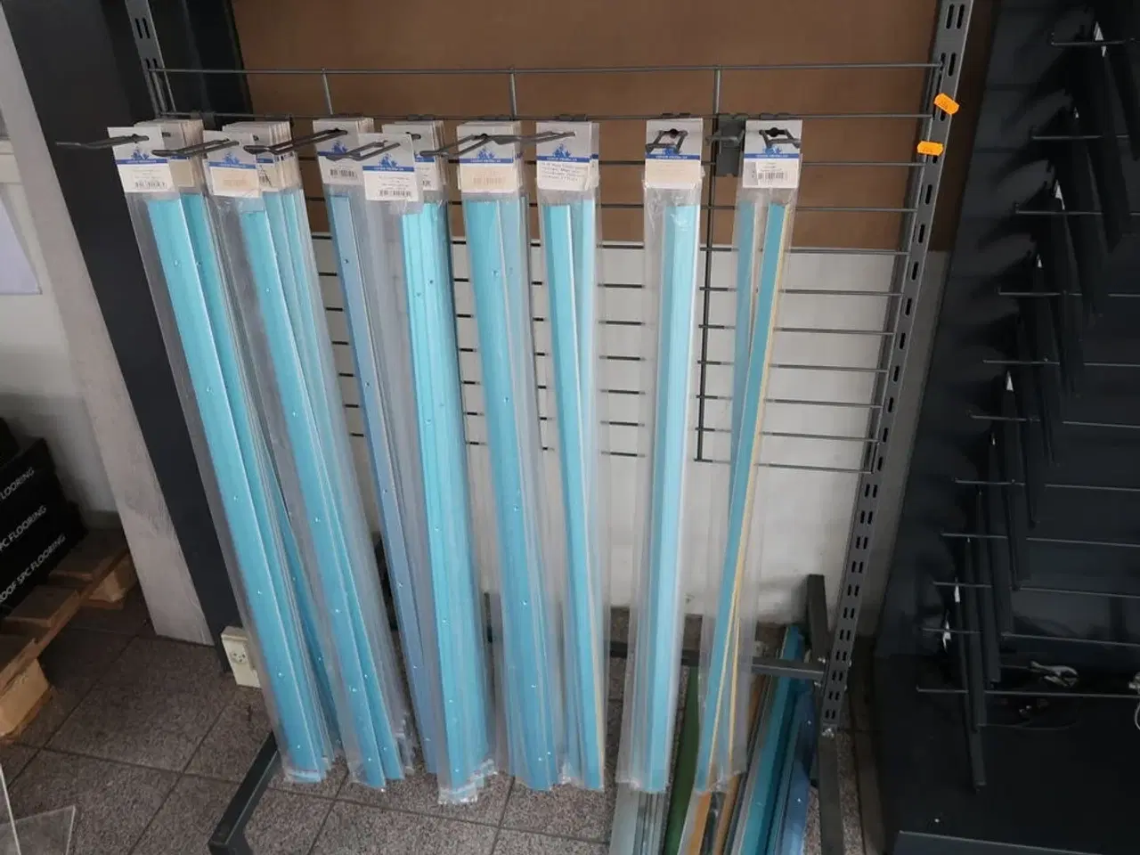 Billede 4 - Stativ med indhold