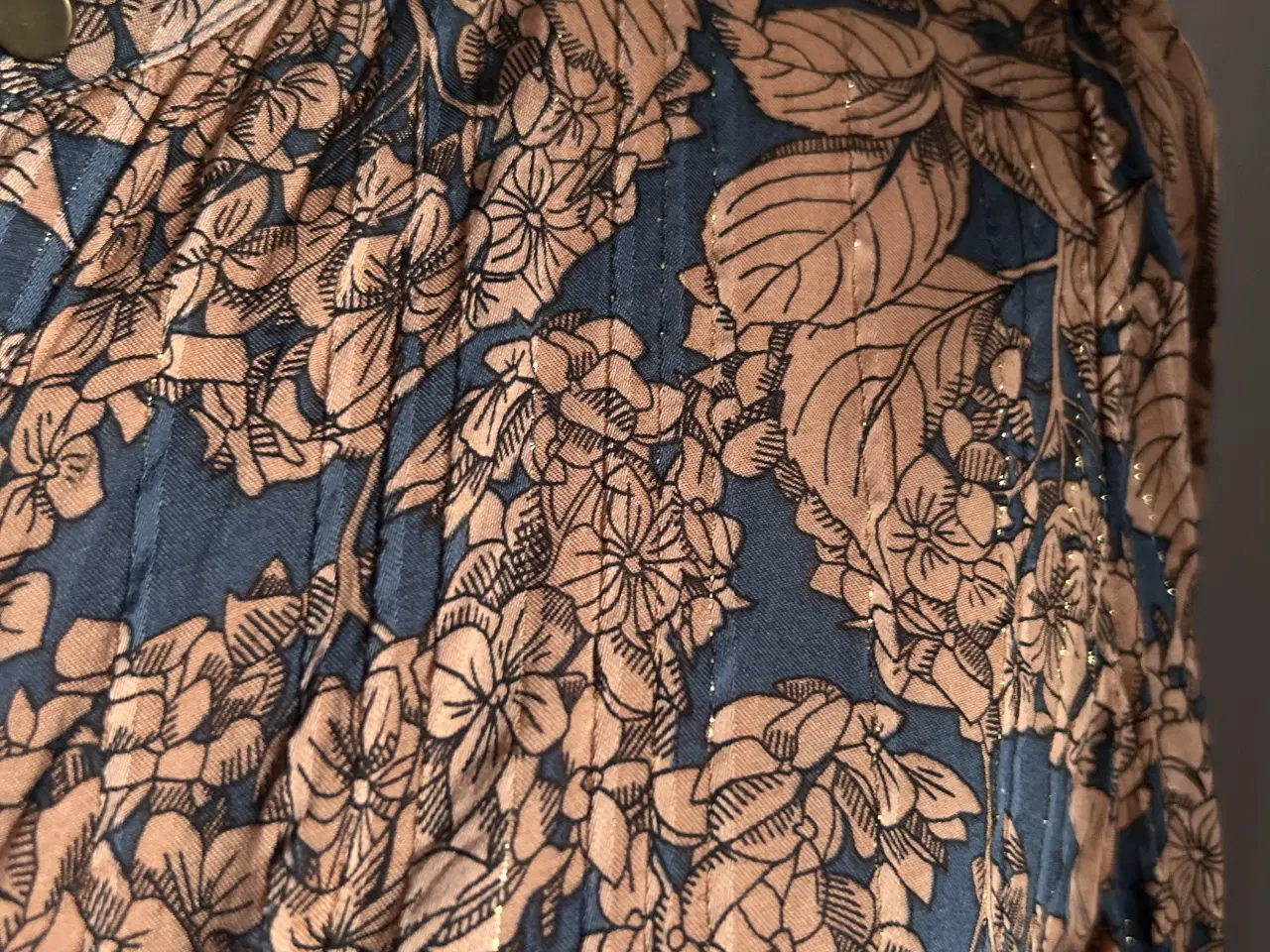 Billede 2 - Skjorte med guldtråde fra Lollys Laundry