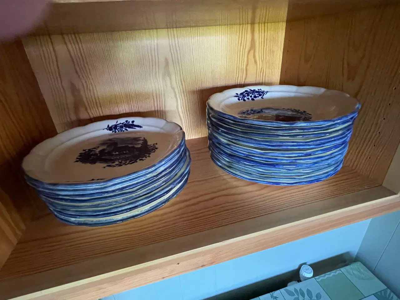 Billede 1 - Steingut spisestel, fade, sovseskåle m.m.