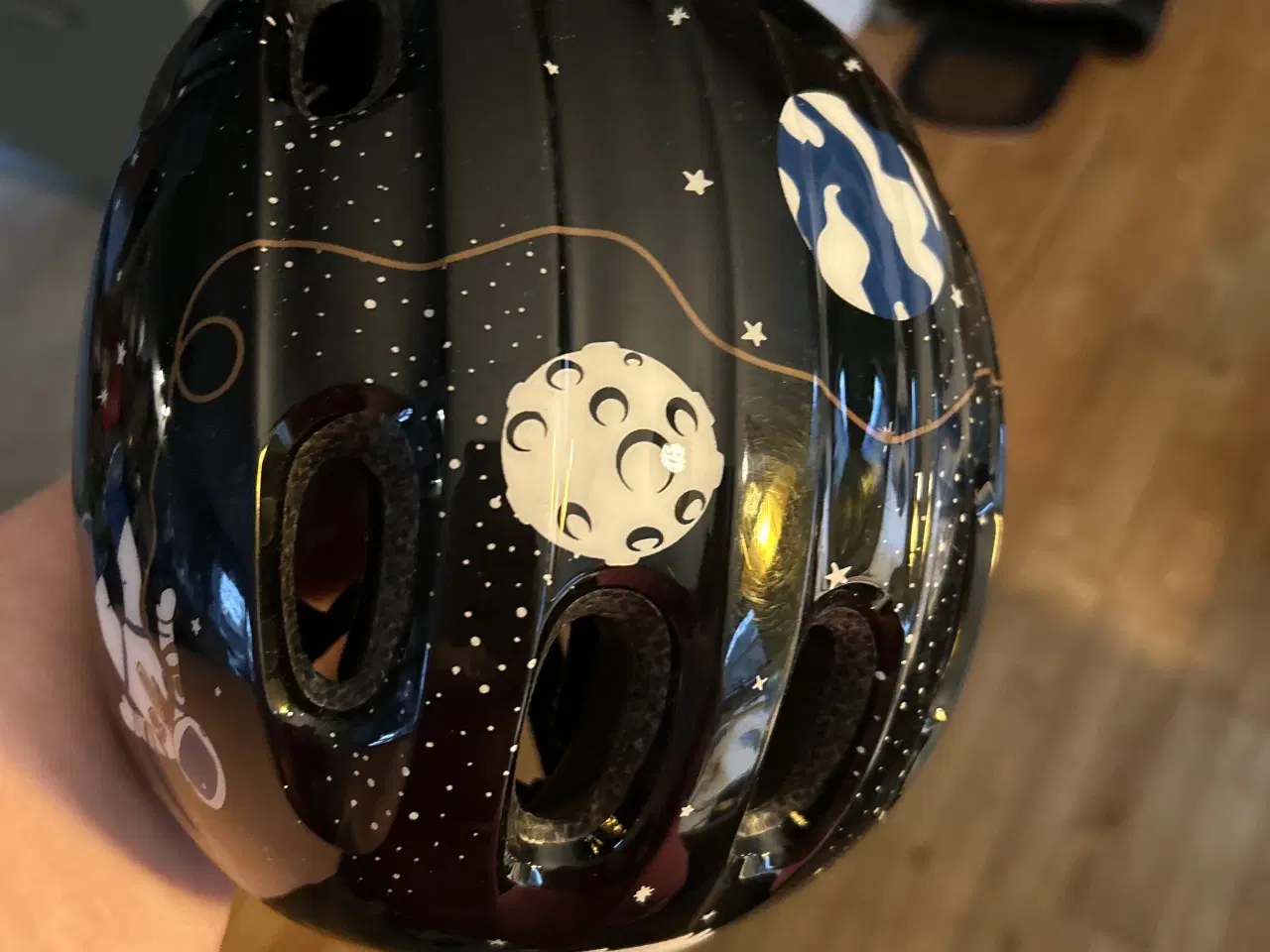 Billede 3 - Abus børnecykelhjelm sort med måne og stjerner