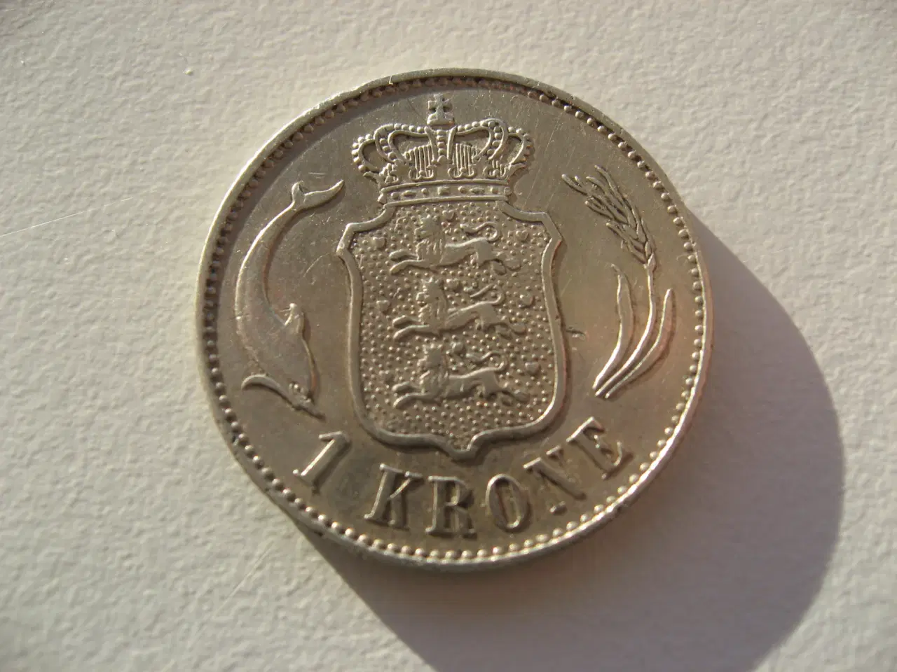 Billede 2 - Flot delfin sølv 1 kr 1892, bedre årstal.