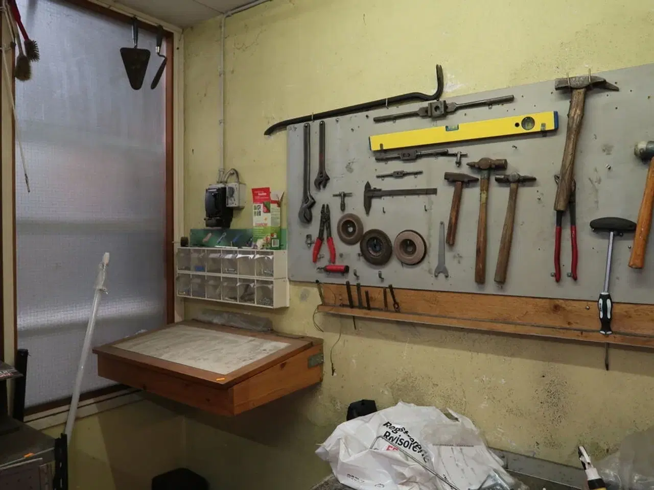 Billede 8 - Arbejdsbord, reol samt værktøj