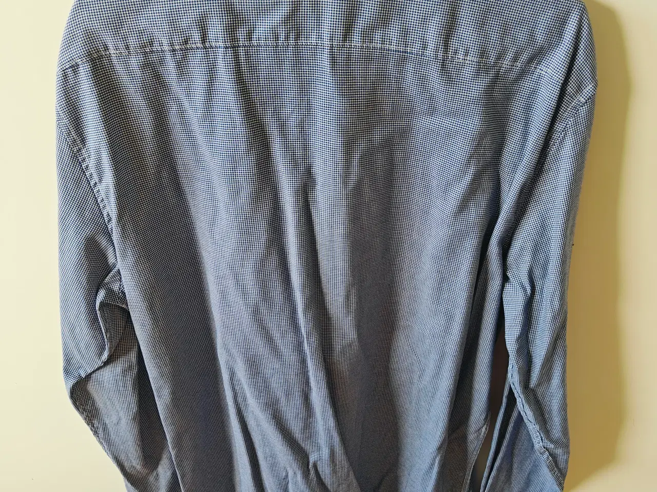 Billede 2 - blå prikket skjorte fra VRS str. L ny.