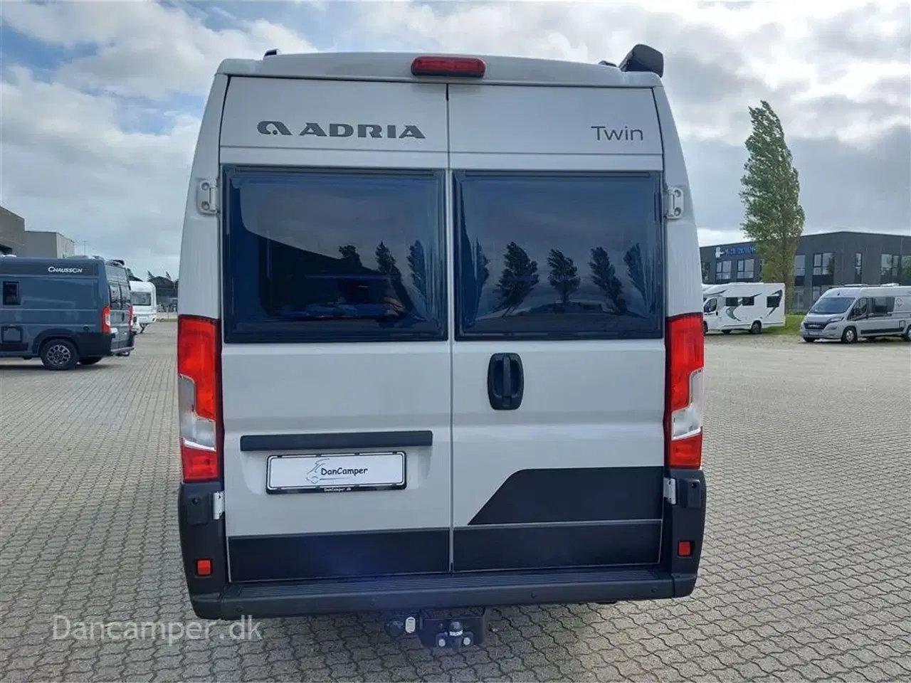 Billede 3 - 2023 - Adria Twin Supreme 640 SGX   Flot Adria Van med masser af ekstraudstyr. 9 trin aut.gear, Markise, MaxxFan, Hæve- sænkeseng