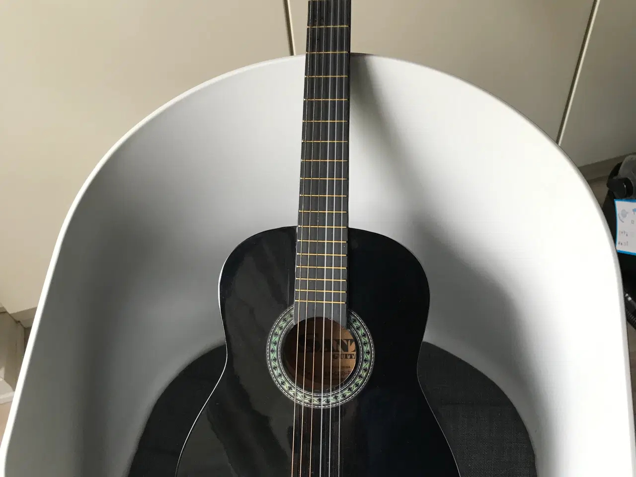 Billede 1 - Meget velholdt børne guitar med solid taske
