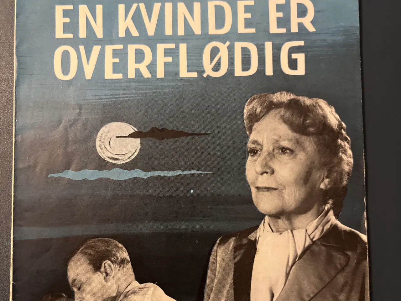 Billede 1 - En kvinde er overflødig 