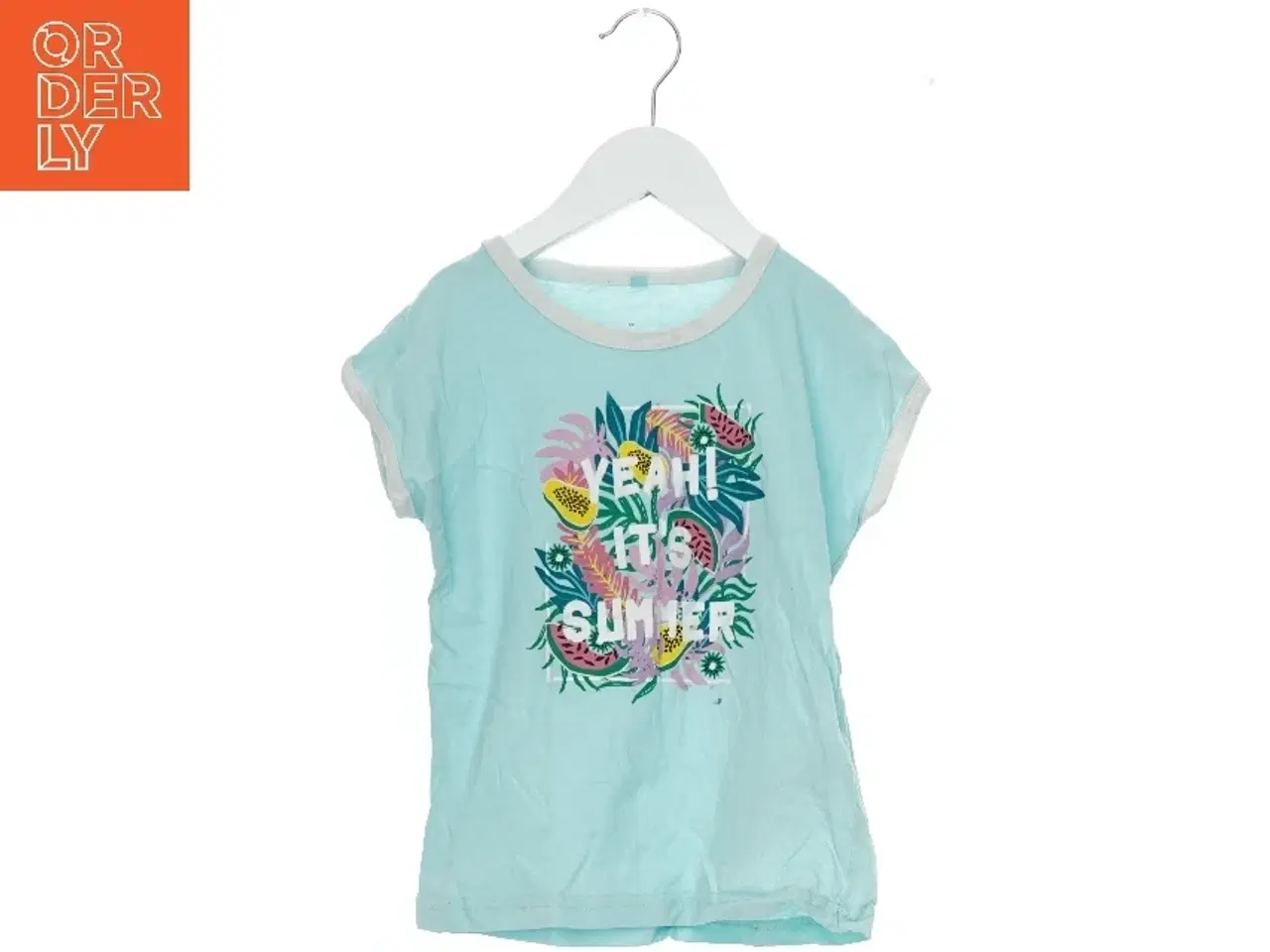 Billede 1 - Børne T-shirt med 'Yeah It's Summer' print fra Summer Vibes (str. 128)