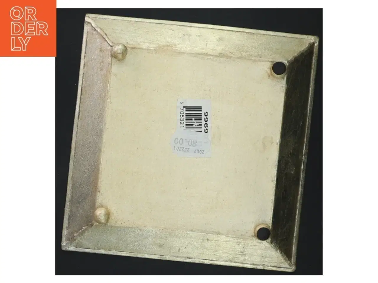 Billede 2 - Lille ornamenteret bakke med fødder (str. 19x19x3 cm)